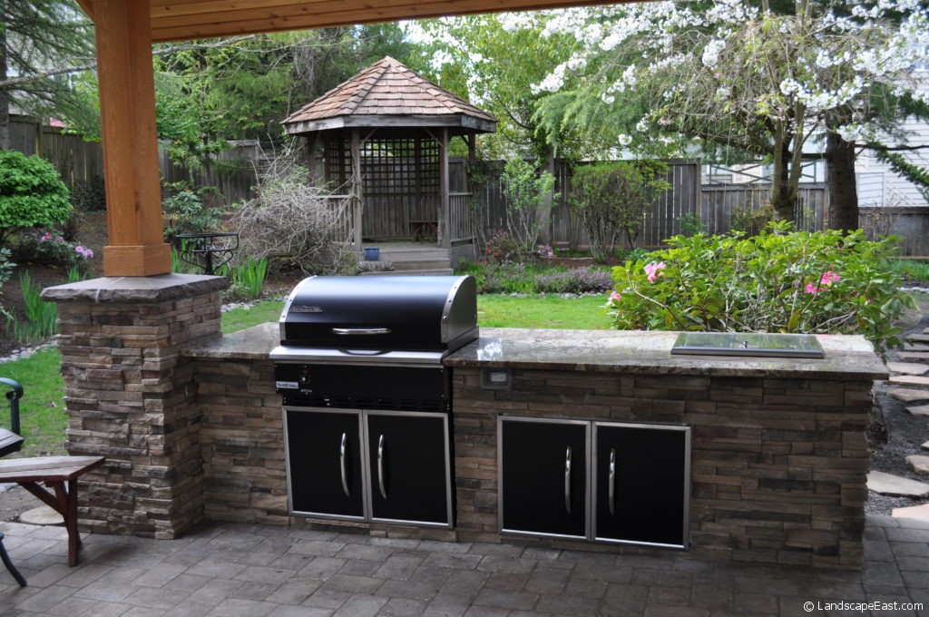 cultured-stone-traeger-bbq-island-with-beverage-cold-well